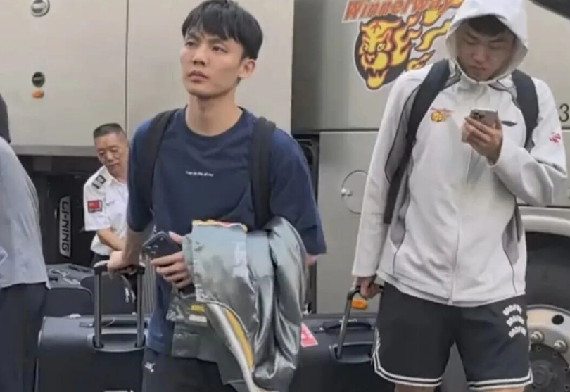 OB电竞app下载-广东男篮今日早报！主场球票遭遇哄抢，杜峰指导或主动变阵，徐昕入选中国男篮